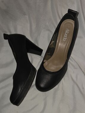 Alberto Black Mid-Heel Round-Toe Pumps